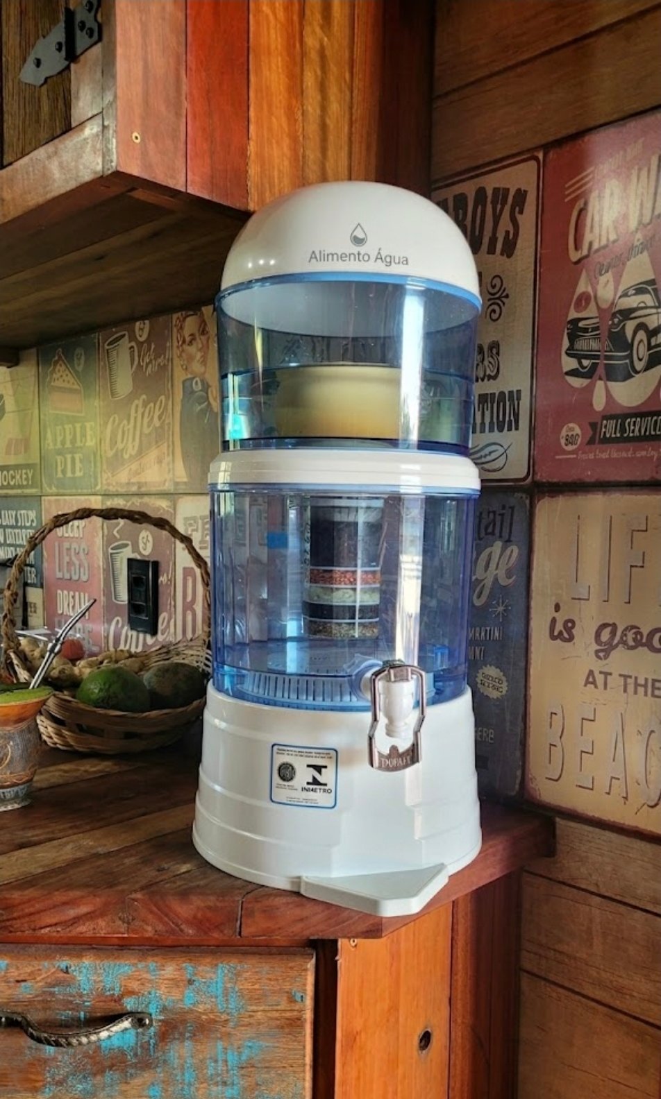 Foto Real da Torre Alimento Água na Cozinha de Casa